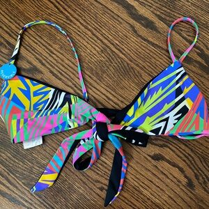 NWT Arena Reversible Triangle Bikini Top Size Small‎
